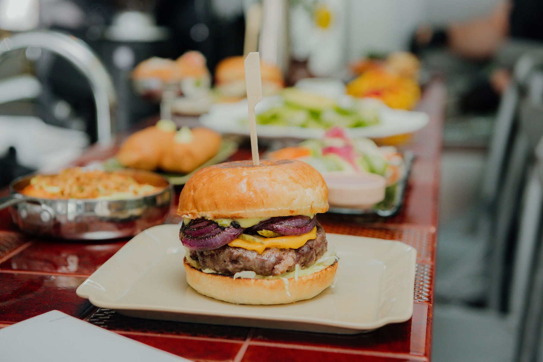 Pablo’s burger na stolu, kuhinja u pozadini