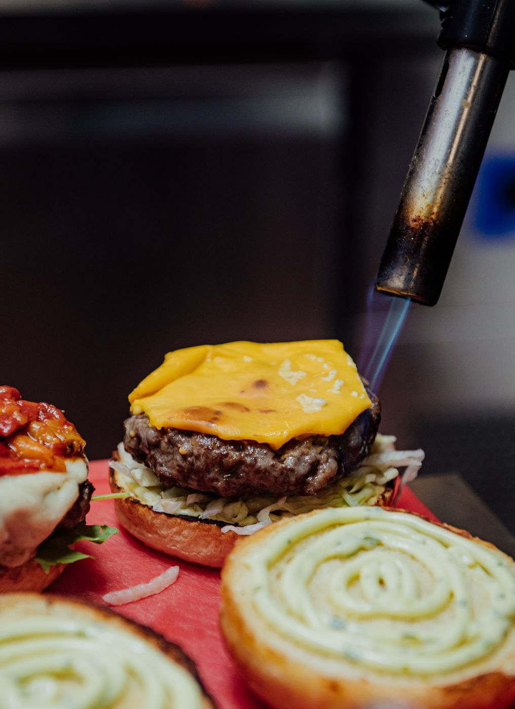 Burger sa čedarom pod plamenom — kuhinja