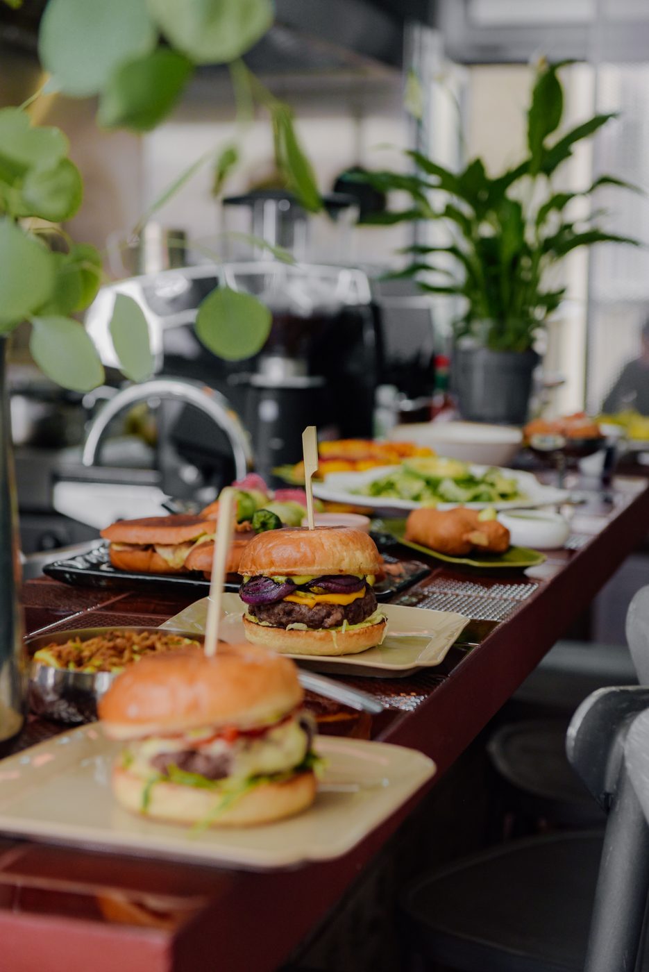 Burgeri servirani na šanku
