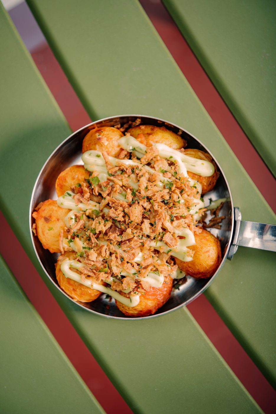 Patatas bravas sa hrskavim lukom i ajolijem, odozgo